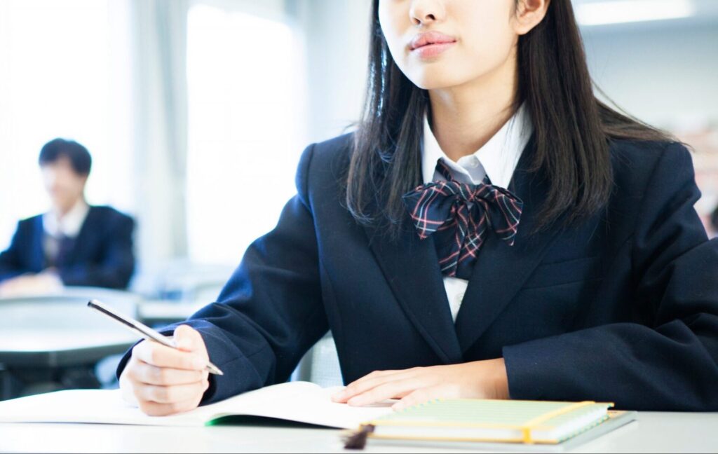 授業を受ける高校生