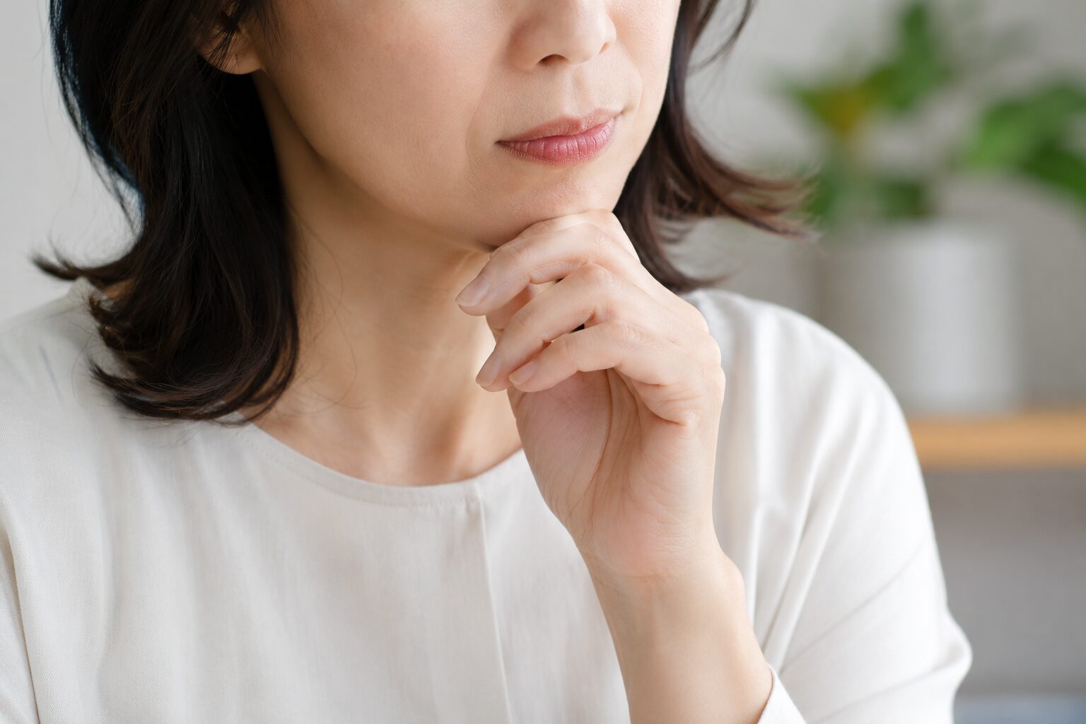 考え事をしている女性