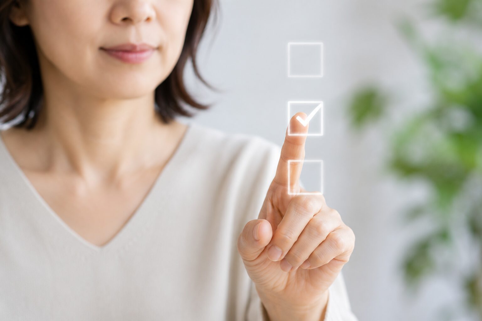 人差し指で何かを選択している女性