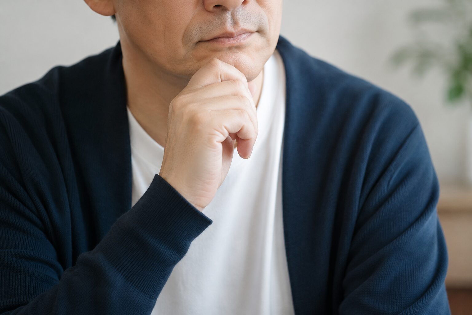 考え事をしている中年男性