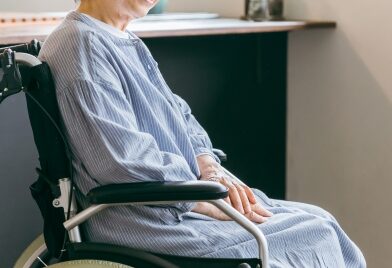 車いすの女性