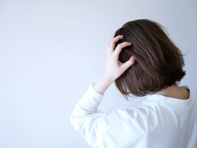 頭をかかえる女性