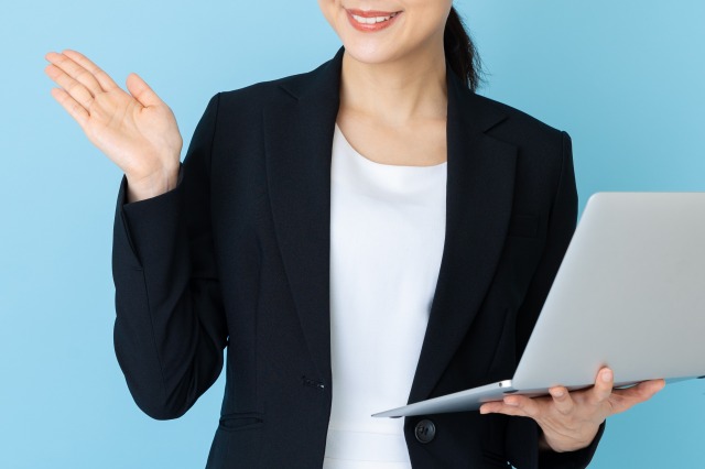 案内する女性