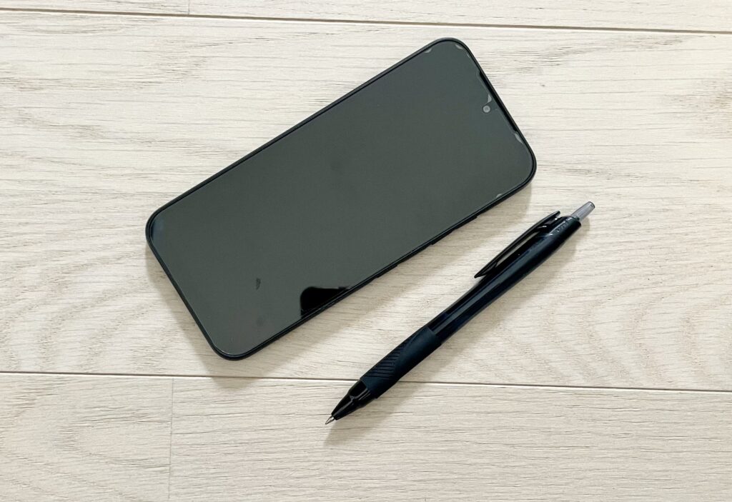 スマートフォンとボールペン