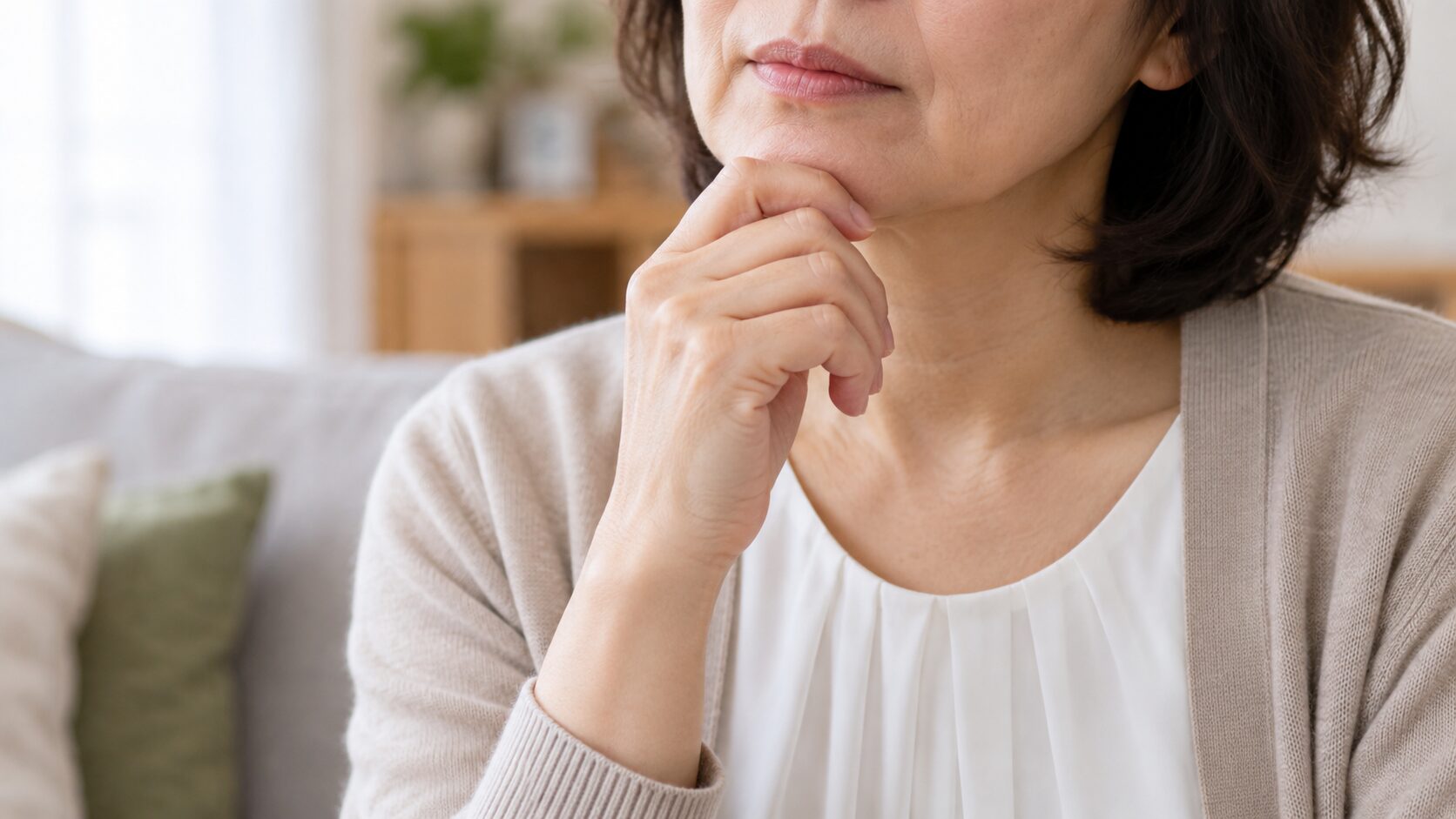 考え事をしている女性