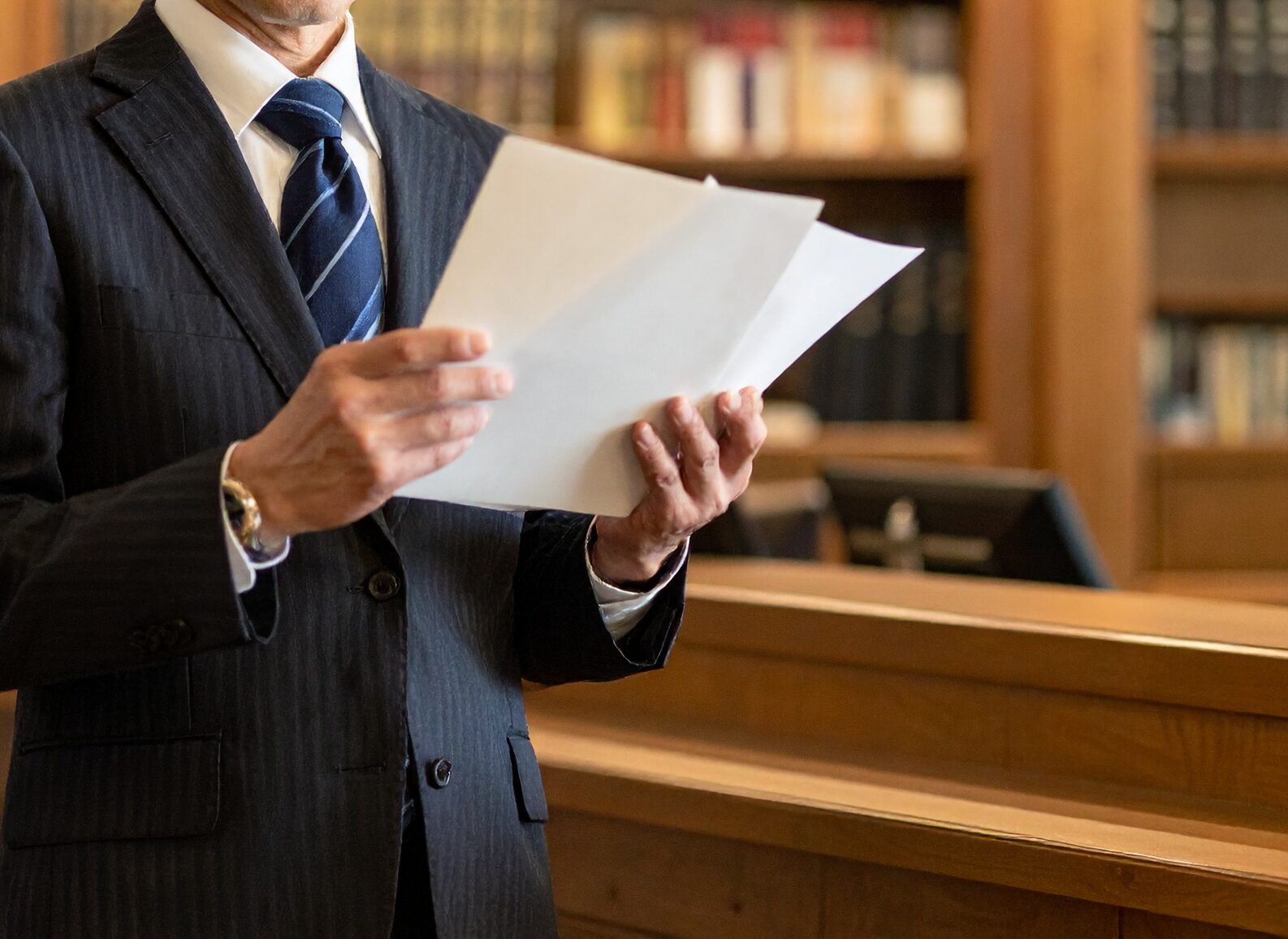 書類を確認する弁護士