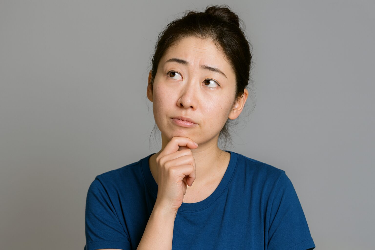 悩む女性