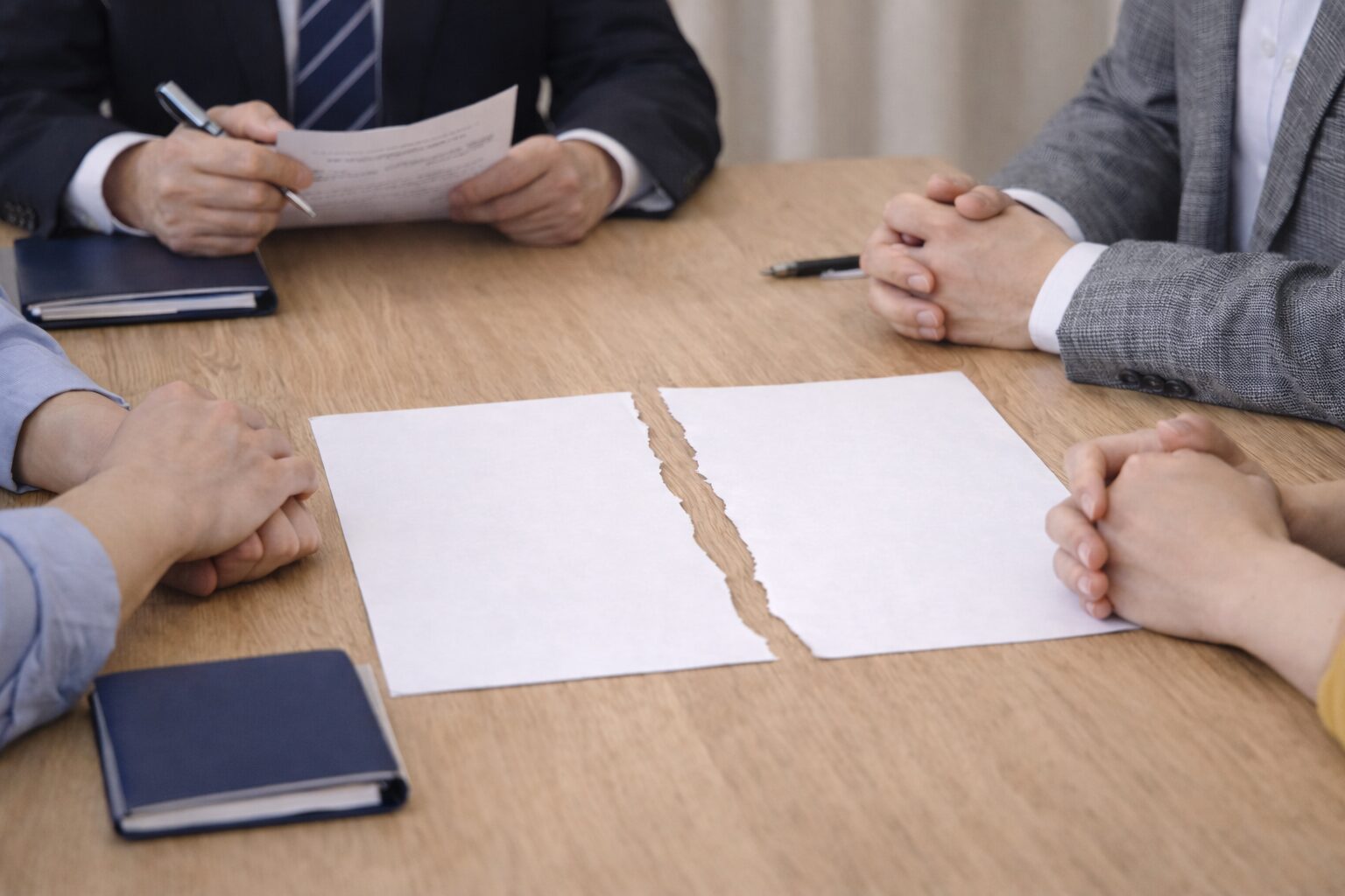 話し合いをしている人たち