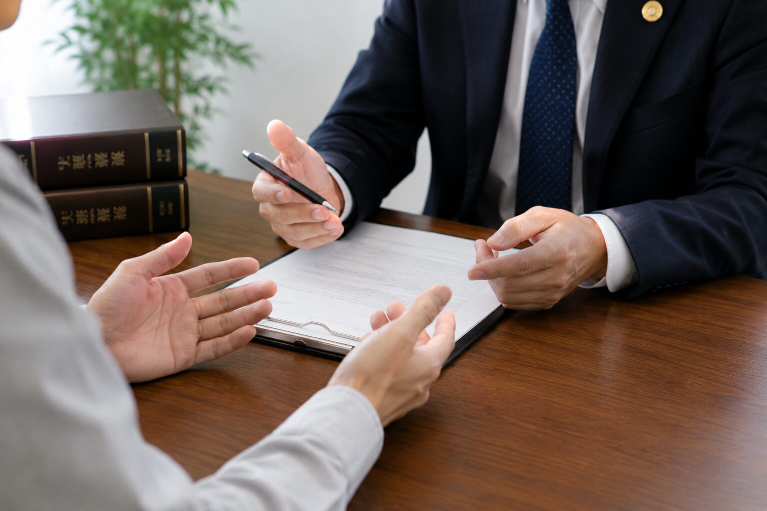 弁護士に相談している様子