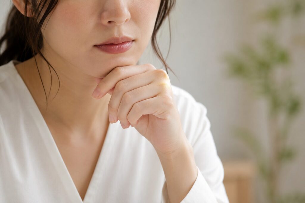 考え事をしている女性