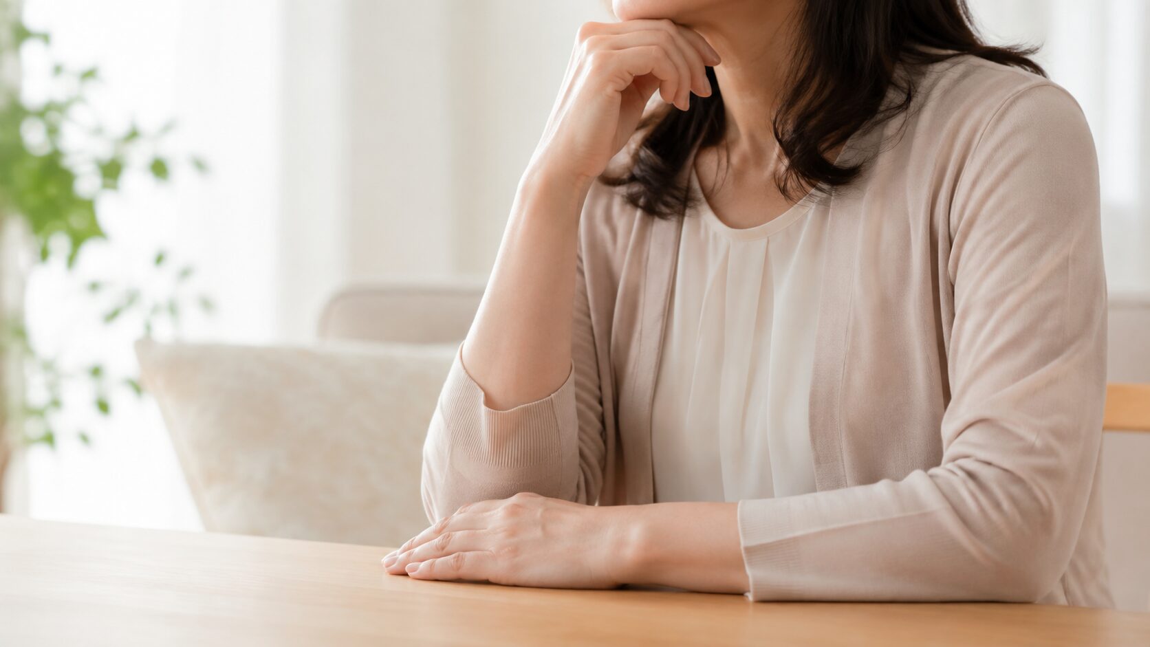 考え事をしている女性